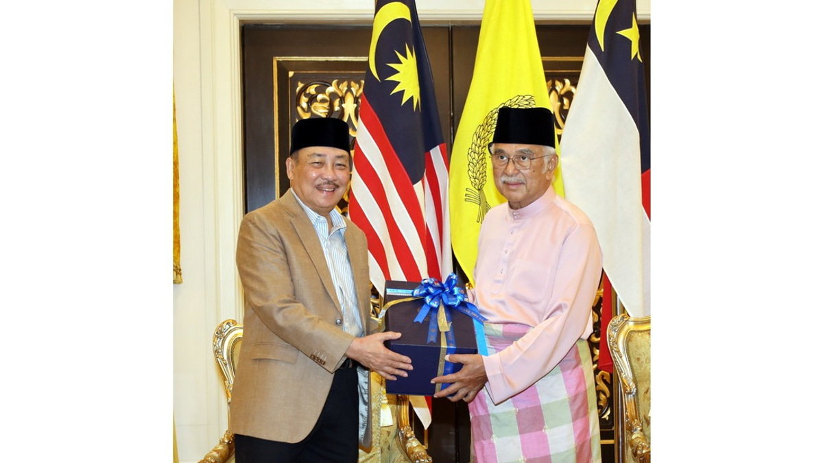 Sabah Chief Minister Strengthens Ties With Melaka Governor