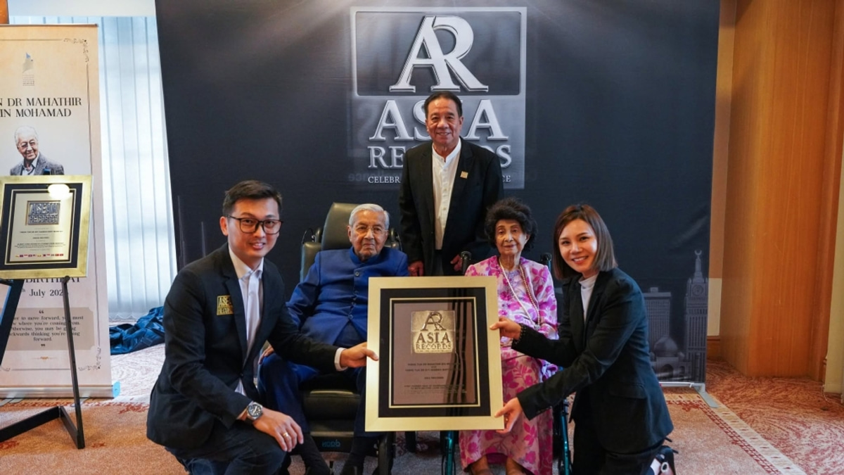 Mahathir and Siti Hasmah Set Three Guinness Records as Couple Enters Centennial Milestone