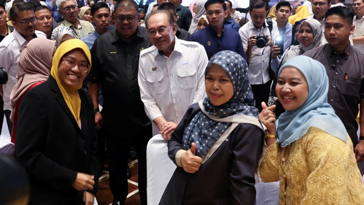 Anwar Credits Malaysia's Civil Service for Leap in Global Competitiveness Rankings