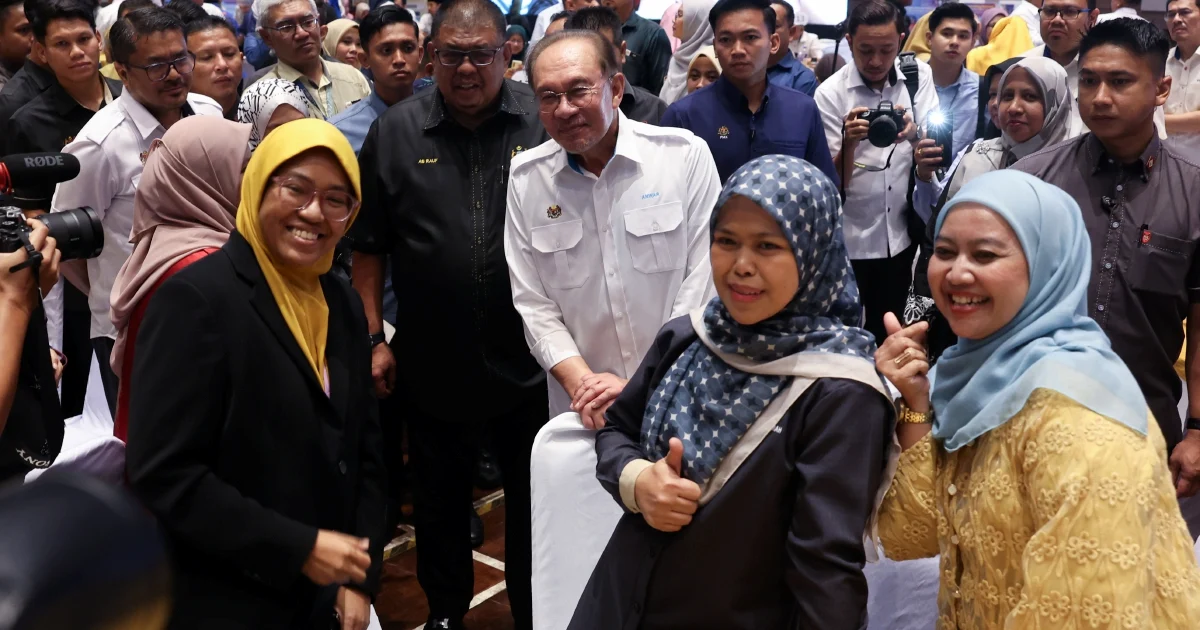 Anwar Credits Malaysia's Civil Service for Leap in Global Competitiveness Rankings