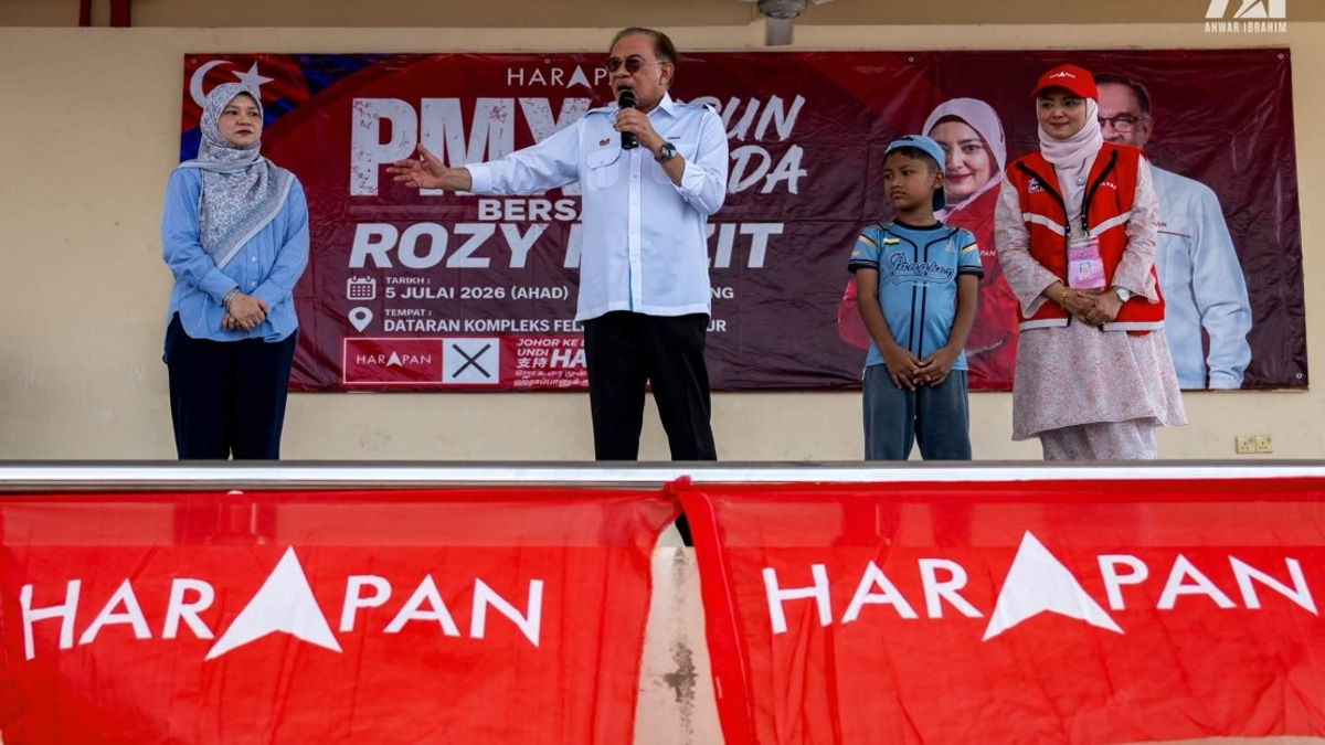 PM Anwar Moved by Boy's Journey Through Palm Oil Estate to Meet Him