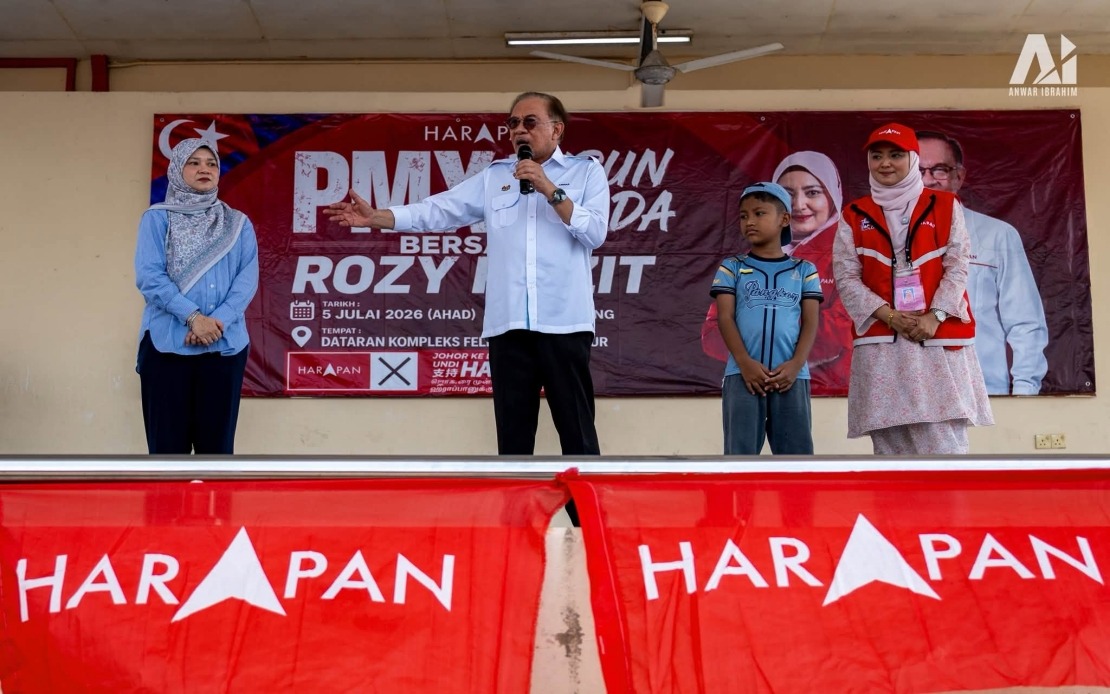 PM Anwar Moved by Boy's Journey Through Palm Oil Estate to Meet Him