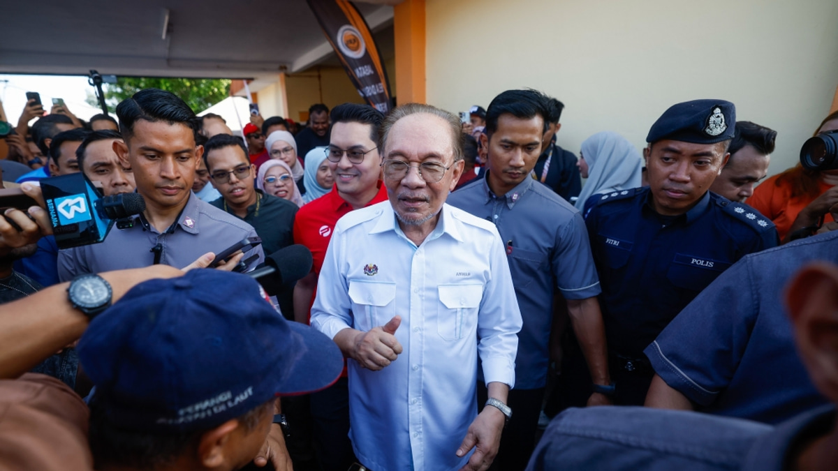 PM Anwar Ibrahim's Elective Surgery Proceeds Successfully; Medical Team Maintains Close Monitoring