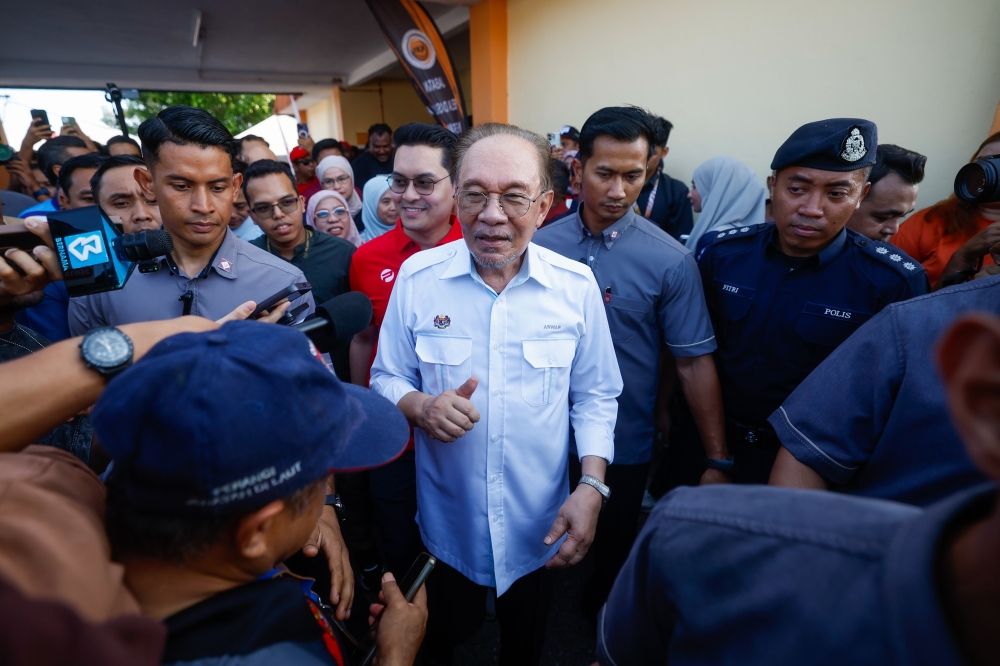 PM Anwar Ibrahim's Elective Surgery Proceeds Successfully; Medical Team Maintains Close Monitoring