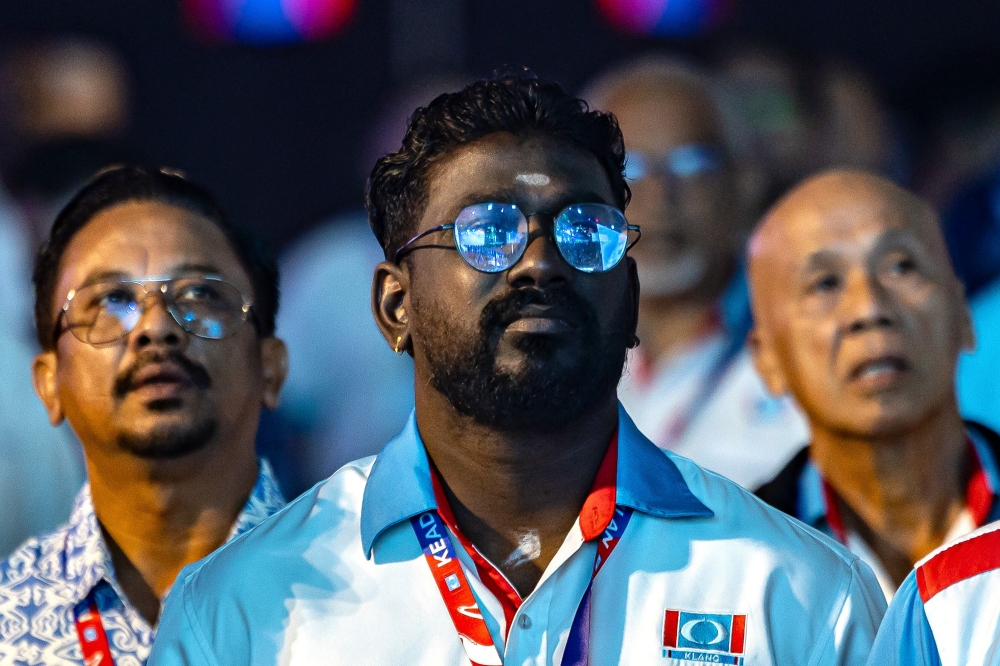 Anwar Extends Olive Branch to PKR Defectors as Party Battles Internal Exodus
