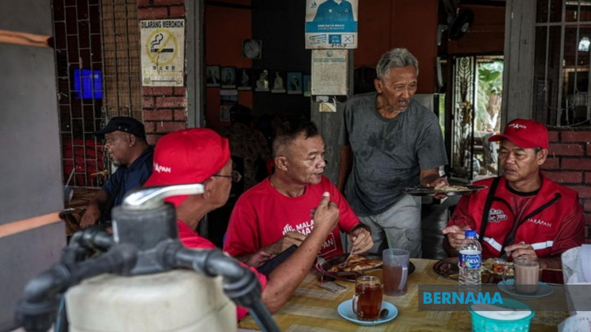 Johor Election Campaign Fuels Business Boom for Street Vendors and Food Traders