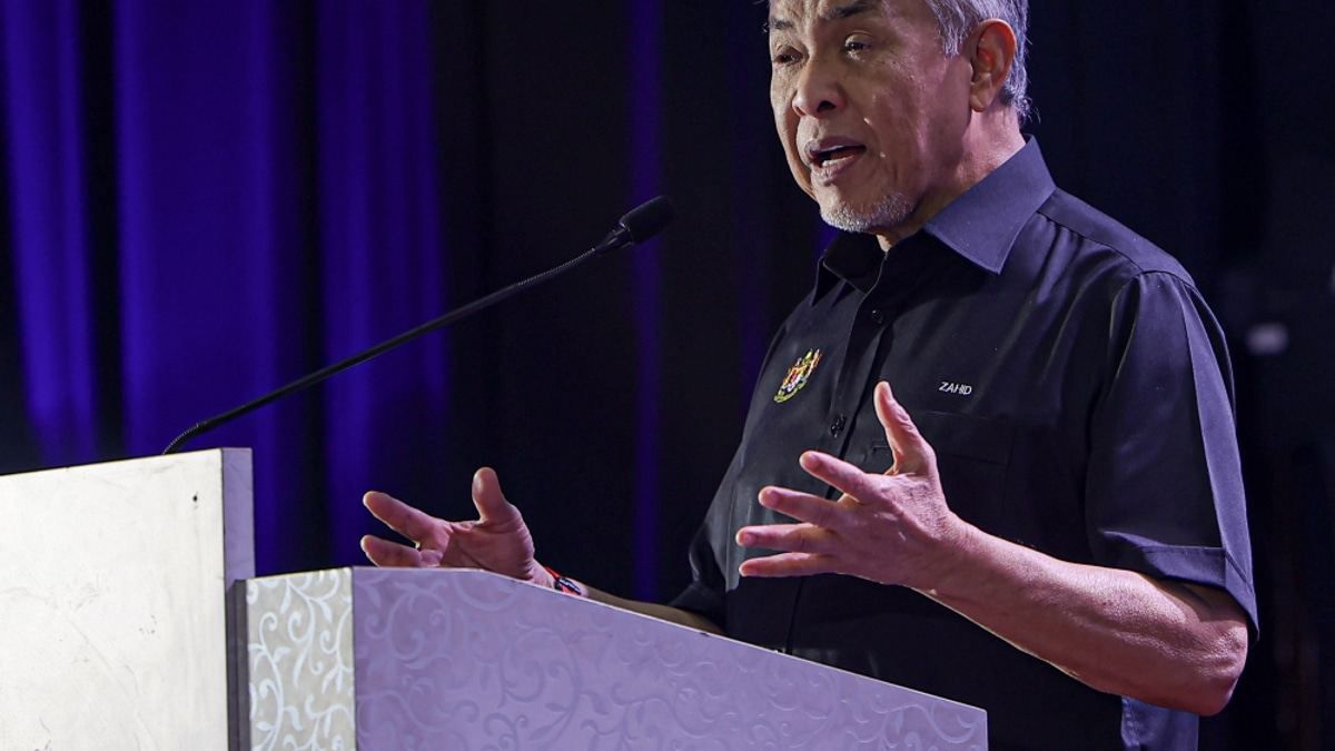 Zahid Alleges Civil Servants Faced Pressure to Attend BN Events During State Elections