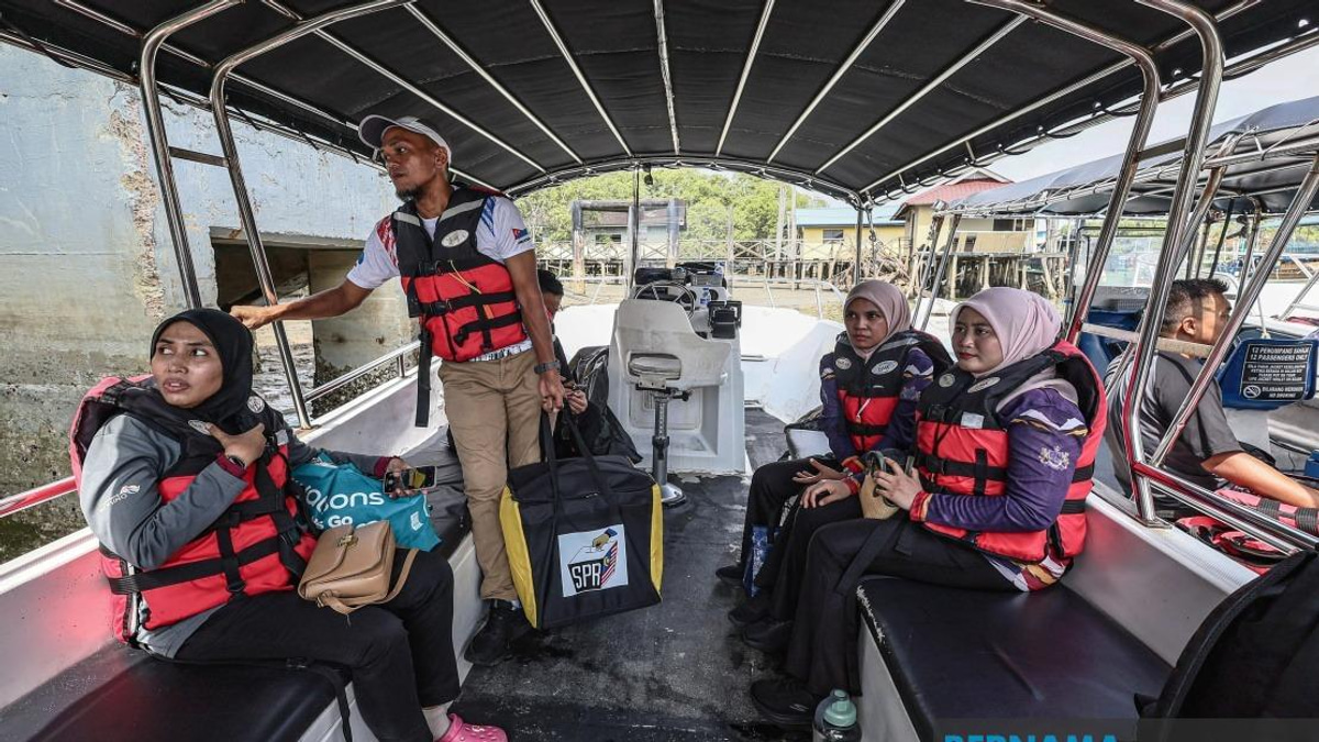 Johor's State Election Brings Windfall for Small Businesses, From Boat Operators to Food Stall Owners