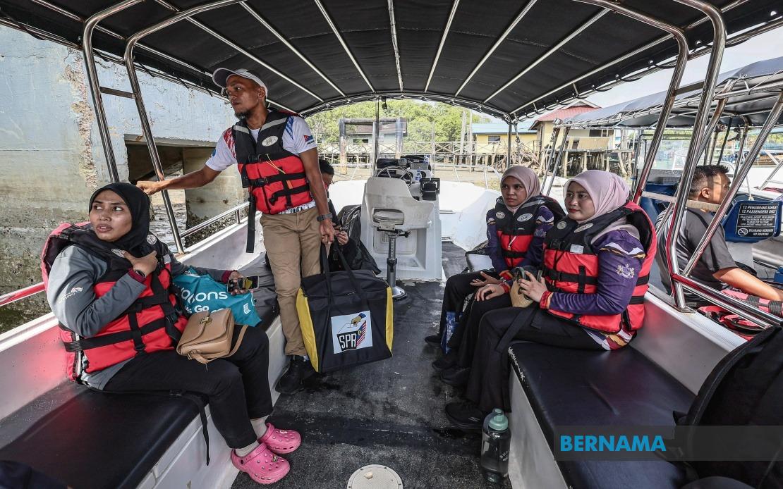 Johor's State Election Brings Windfall for Small Businesses, From Boat Operators to Food Stall Owners