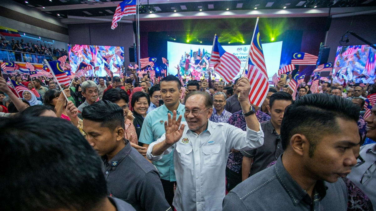 Anwar Warns Cabinet Ministers Against Crossing Campaign Boundaries