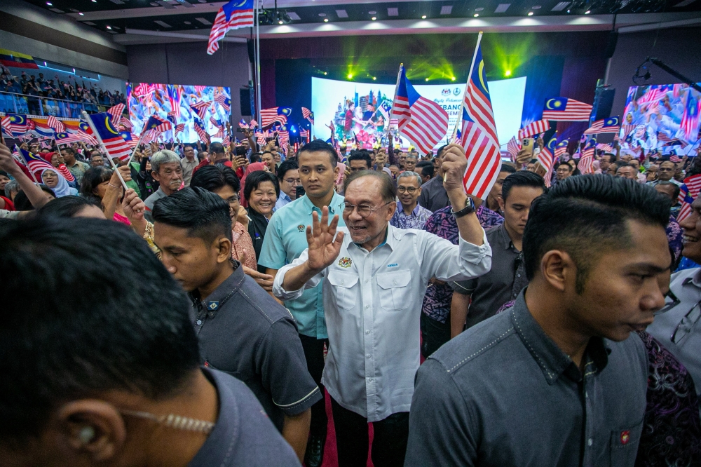 Anwar Warns Cabinet Ministers Against Crossing Campaign Boundaries