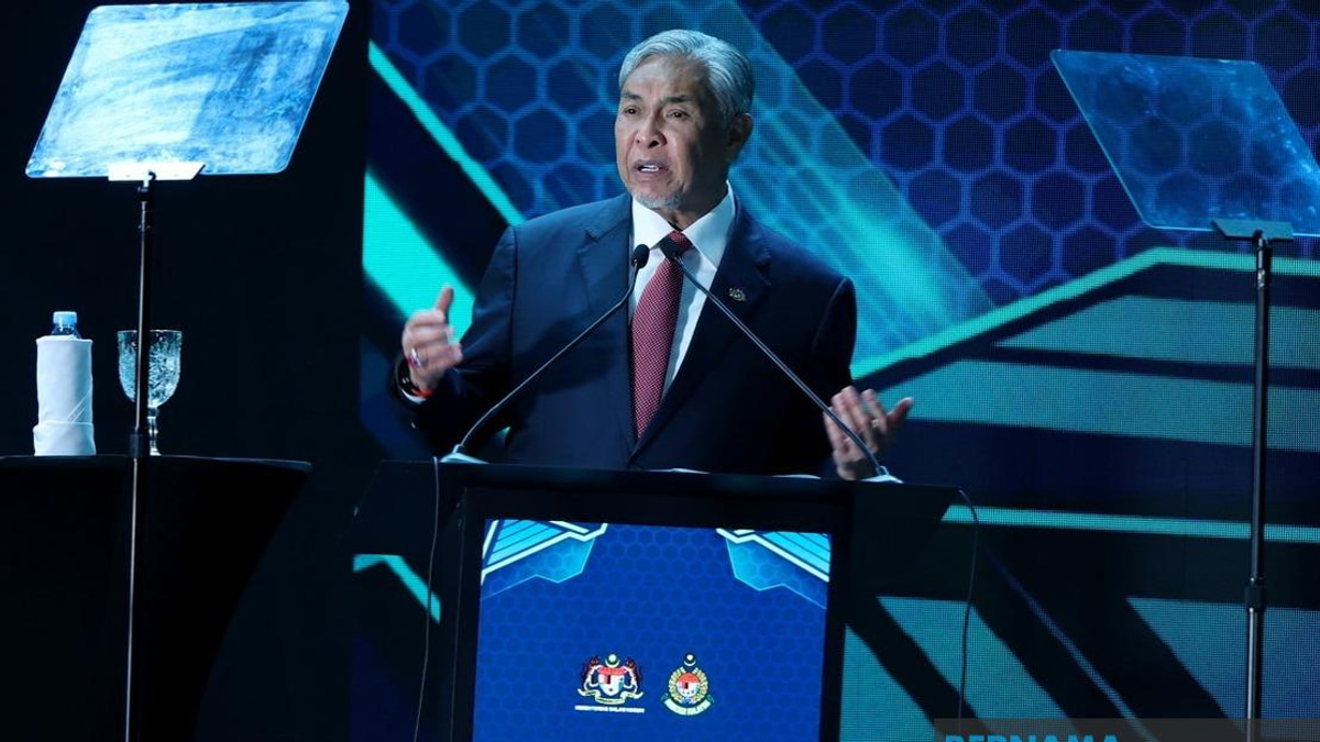 Immigration Officers Deserve Better Service Conditions, Says DPM Zahid