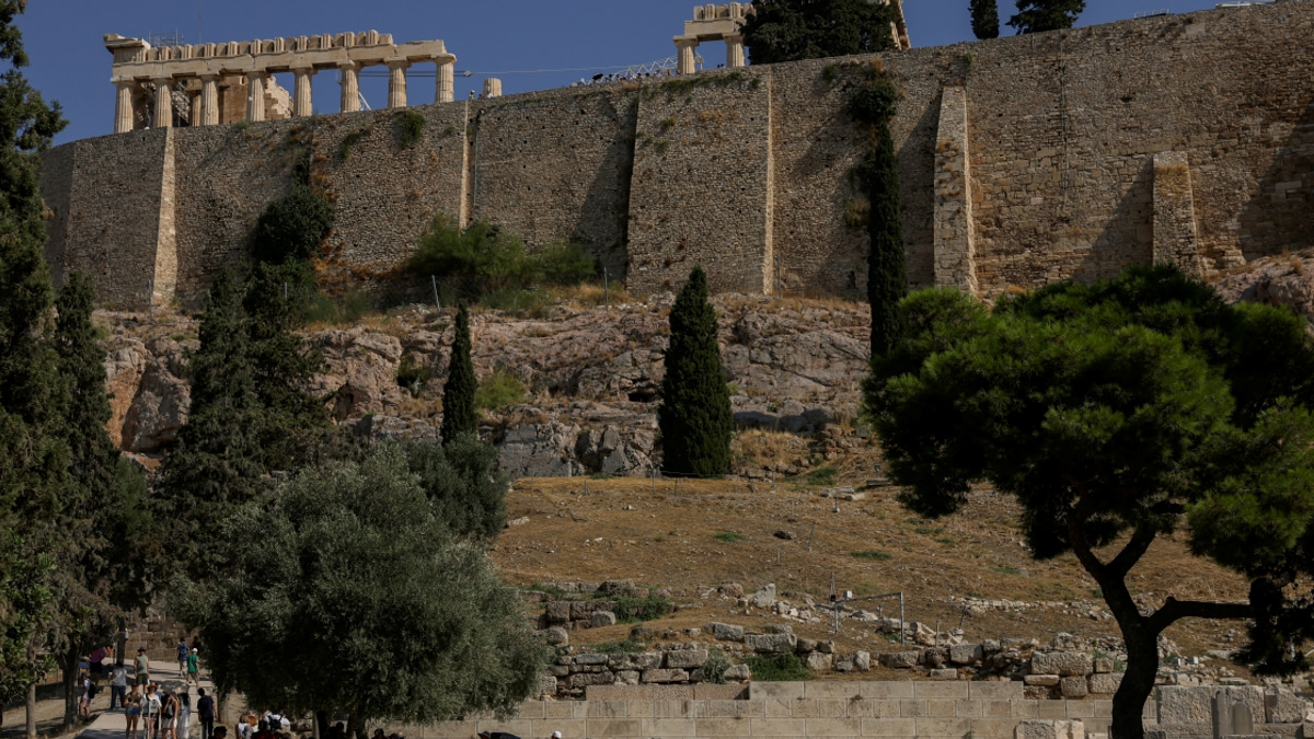 60-year-old Man Arrested After Knife Attack on Tourists at Athens Acropolis