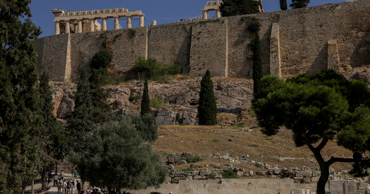60-year-old Man Arrested After Knife Attack on Tourists at Athens Acropolis