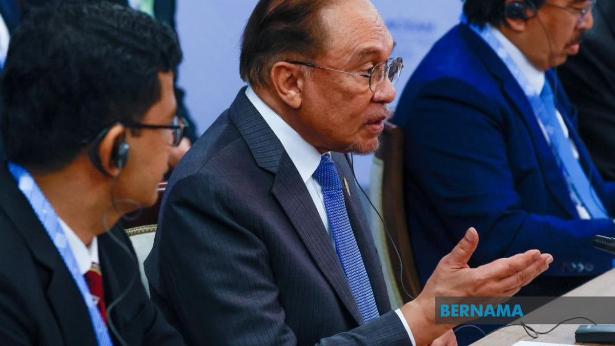 Anwar Praises Russia's Principled Stance on Gaza and Iran Amid Regional Tensions