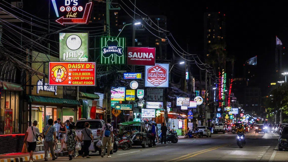 USS Abraham Lincoln's Thailand Port Call Stirs Economic Hope and Social Concerns in Pattaya