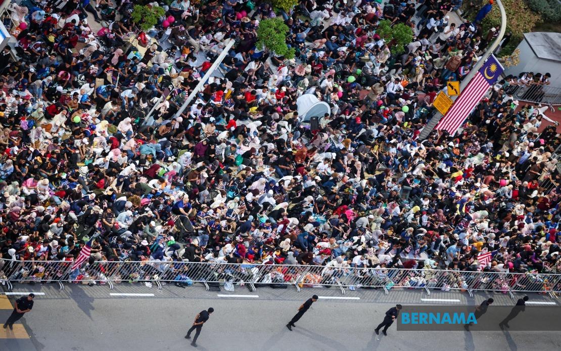 Early Arrivals Camp Out at Dataran Putrajaya to Secure Prime Spots for National Day Festivities