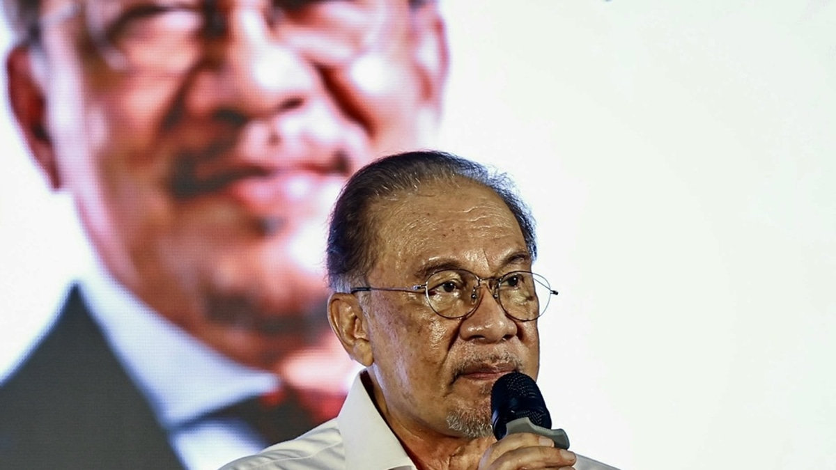 Anwar awaits briefing on Melaka DAP crisis as PH vows swift action