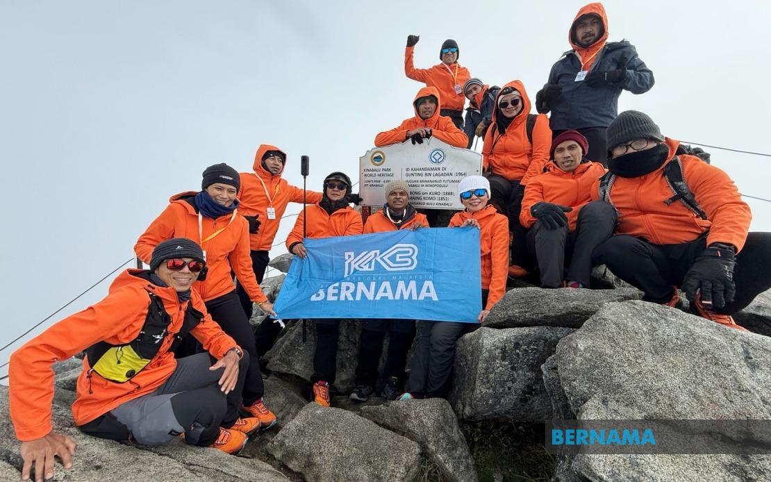 Bernama Climbs Mount Kinabalu to Mark Journalists' Day, Targets Two National Records