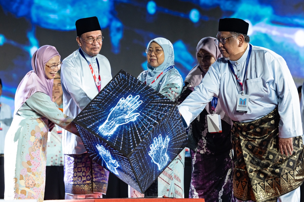 Anwar Defends Madani Government's Spending Record, Pointing to Increased Allocations for East Malaysia and Northern States