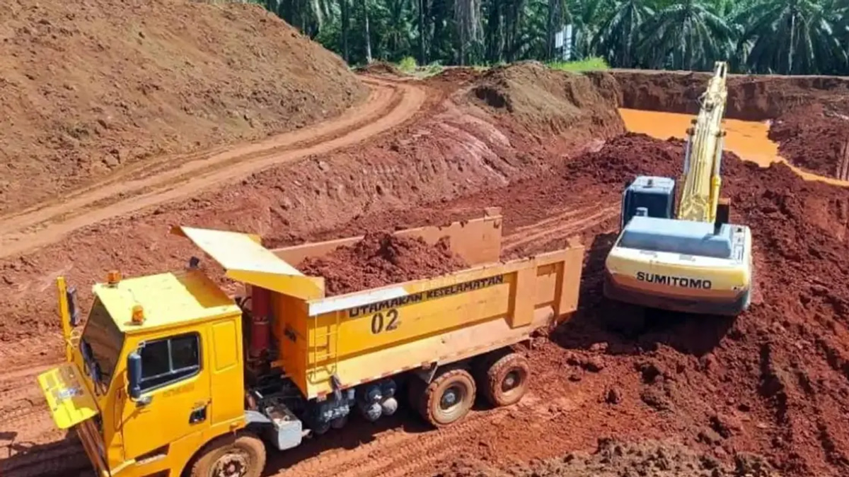Nine Arrested and RM3.75 Million in Assets Seized in Major Crackdown on Illegal Bauxite Mining at Felda Plantation