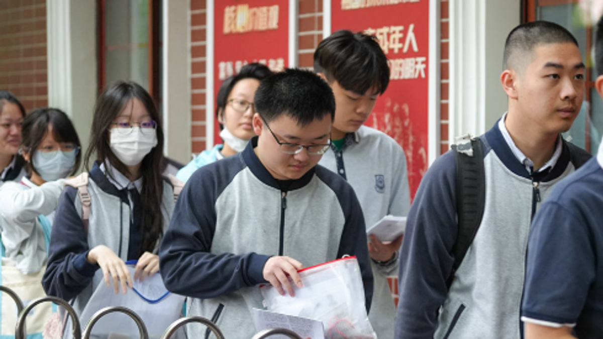 Chinese Universities Crack Down on Smart Wearables as AI-Powered Cheating Becomes Widespread