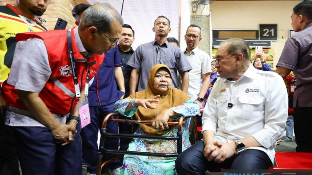 Determined Woman With Disability Rides Through Rain to Meet PM Anwar