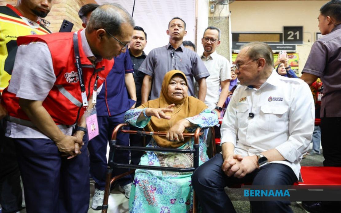 Determined Woman With Disability Rides Through Rain to Meet PM Anwar