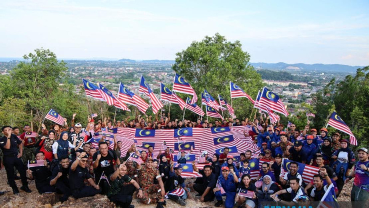 300 Officials, Security Forces and Media Join Patriotic Summit Hike in Terengganu
