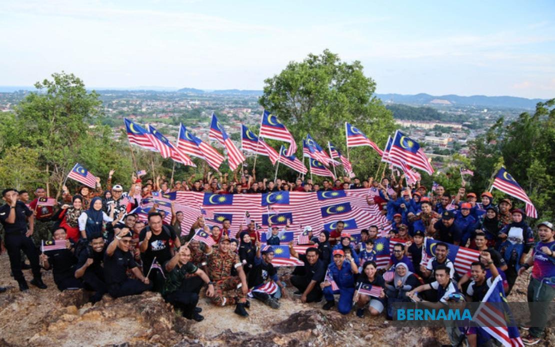 300 Officials, Security Forces and Media Join Patriotic Summit Hike in Terengganu