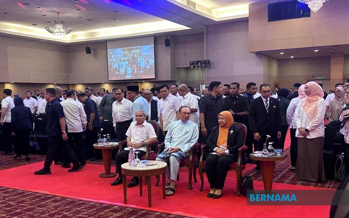Anwar Awaits Complete Report On FELDA Before Making Announcement