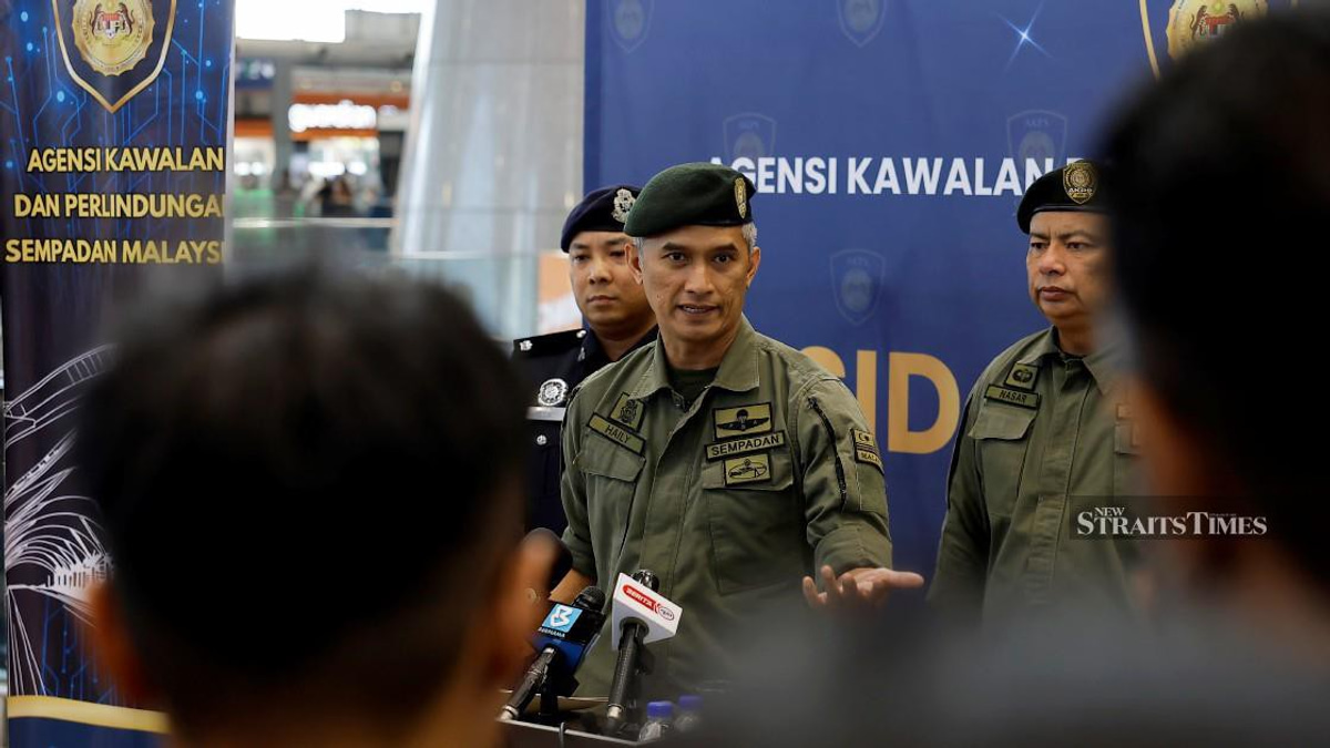 Malaysia Airlines Pilot's Baggage Cleared by AVSEC, Not MCBA, Says Shuhaily