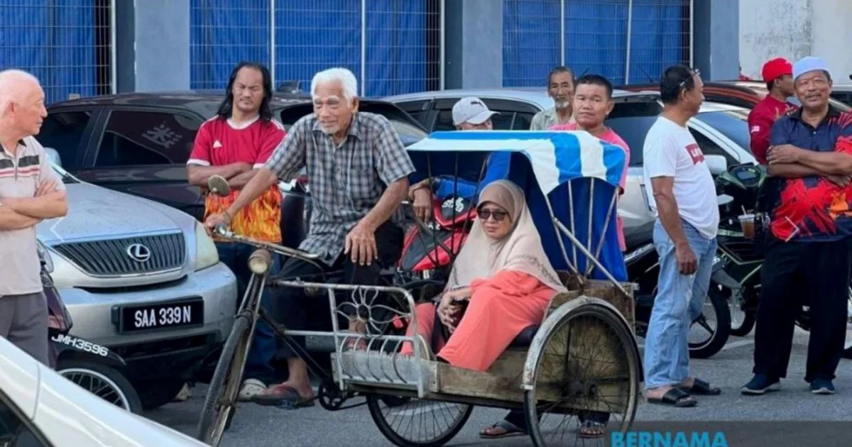 PM Anwar Expresses Gratitude to Elderly Trishaw Rider Who Pedalled to Greet Him