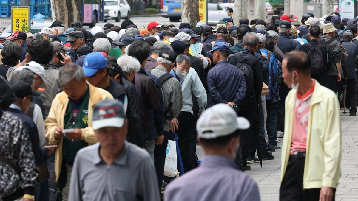 Seoul Weighs Cost of Free Bus Rides for Elderly as Fiscal Pressures Mount