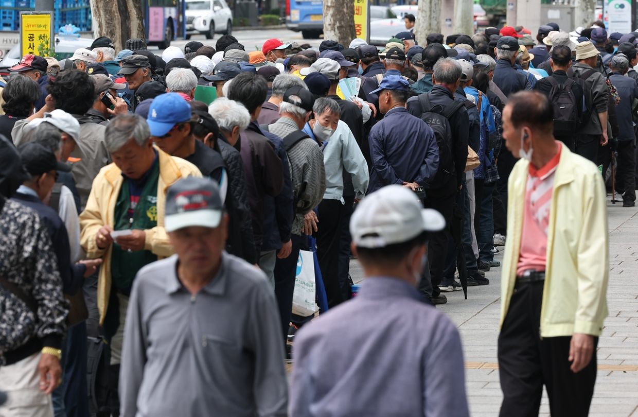 Seoul Weighs Cost of Free Bus Rides for Elderly as Fiscal Pressures Mount