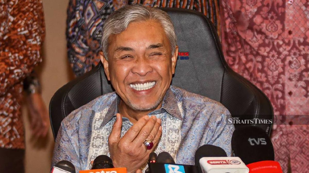 Zahid Responds to PM's Unity Message with Pantun on 'Roof and Storm'