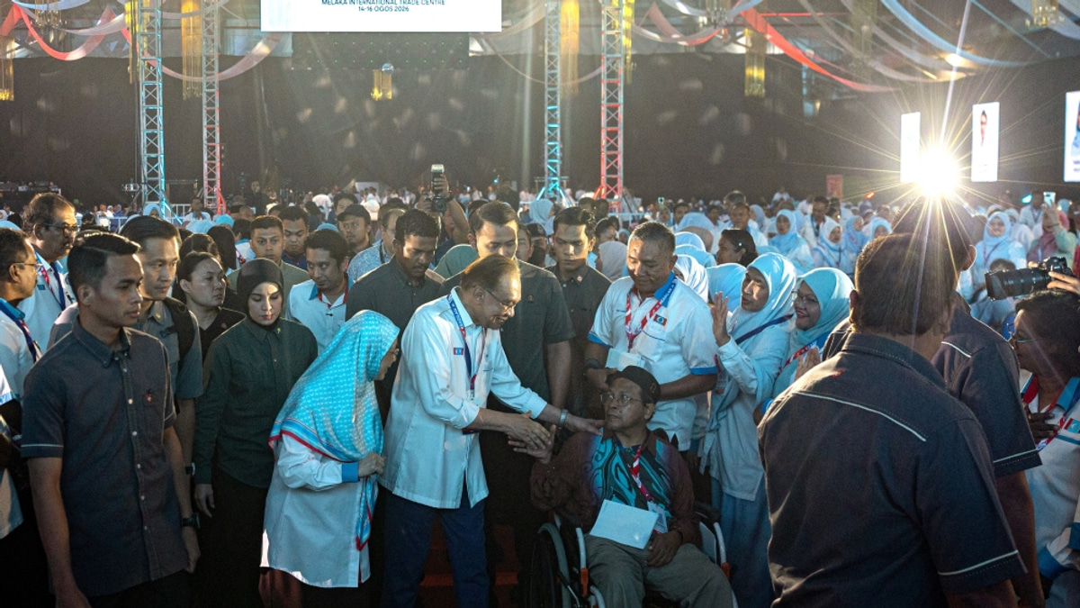 Anwar Urges Party Unity Over Political Emotion in Umno Discussions