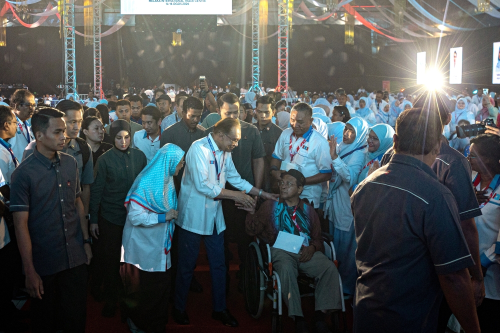 Anwar Urges Party Unity Over Political Emotion in Umno Discussions