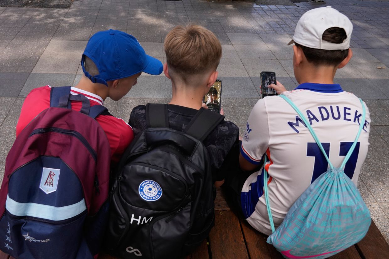 Australia Moves to Toughen Social Media Ban as Young Users Dodge Initial Rules