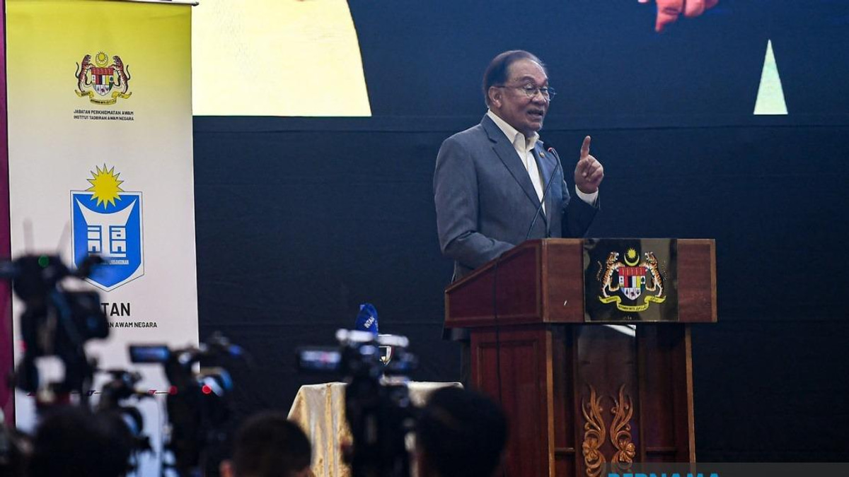 Anwar Apologises for Stern Approach With Civil Servants, Explains Intent
