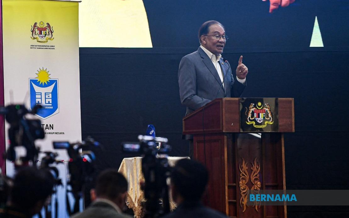 Anwar Apologises for Stern Approach With Civil Servants, Explains Intent