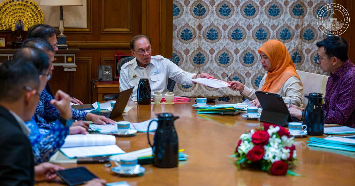 Anwar Urges Rapid Action on Felda Settlers' Land and Housing Crisis