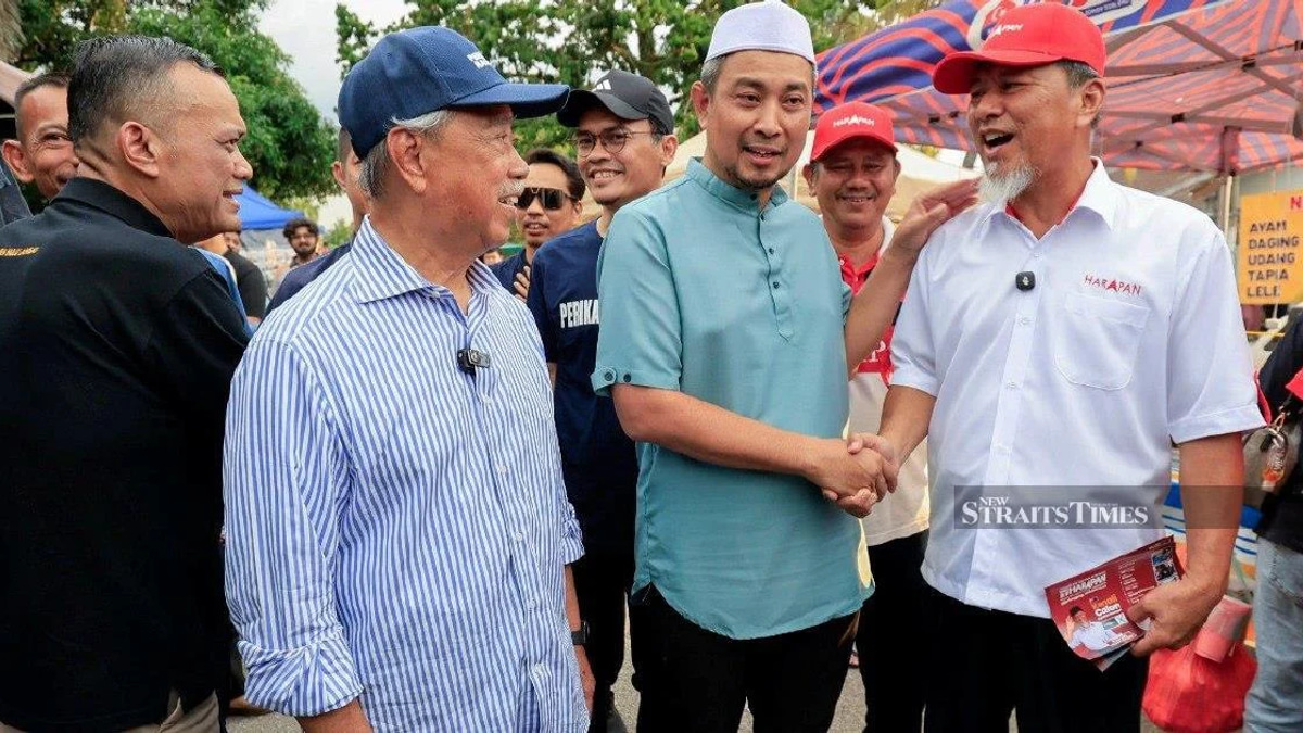 Rival Johor candidates encounter at night market during heated election campaign