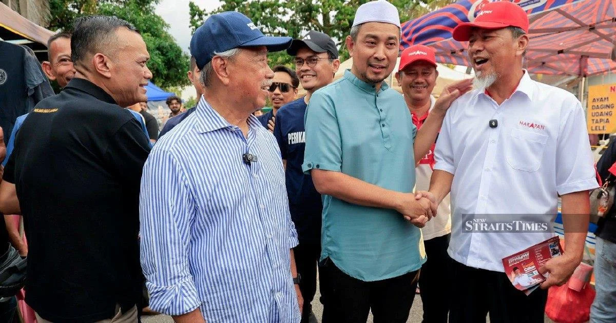 Rival Johor candidates encounter at night market during heated election campaign