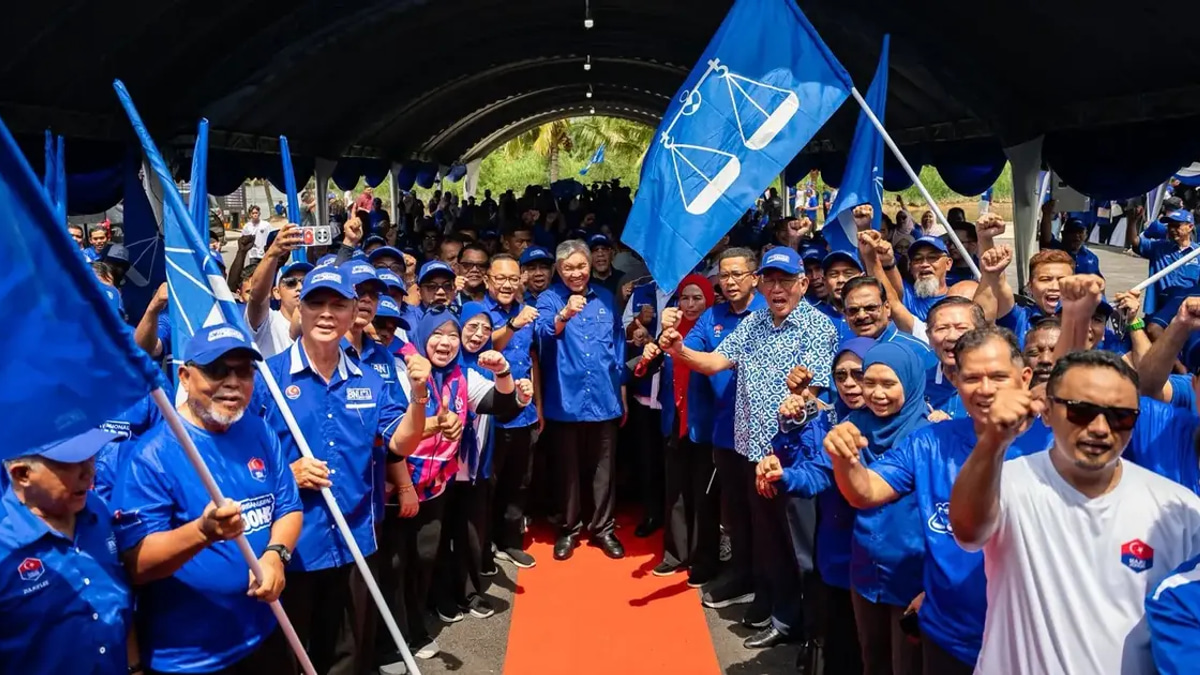 Zahid Calls on PAS Supporters to Deliver 56 Seats for Barisan Nasional