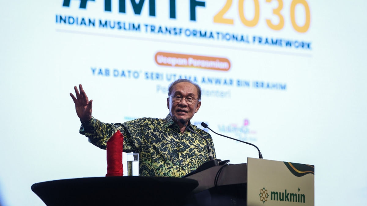 Anwar Sets One-Month Deadline for Ministries to Clear Foreign Worker Application Backlog