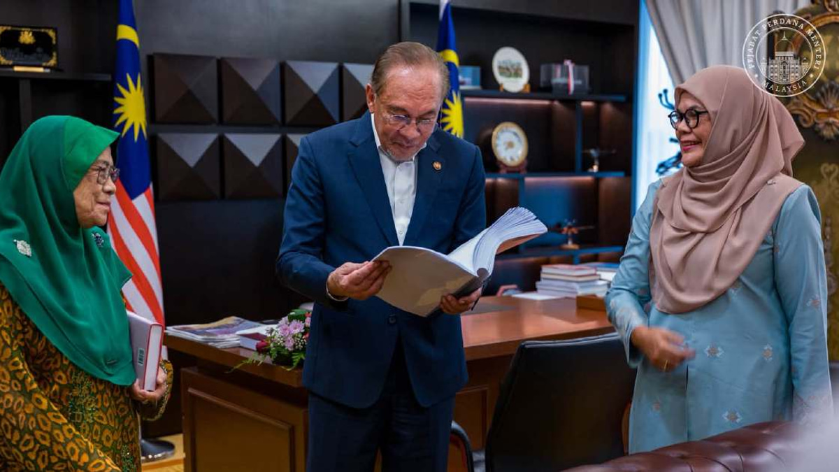 Anwar's Political Legacy Documented in New Book for Future Leaders