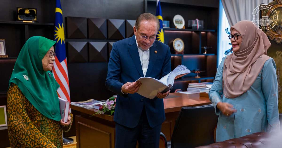 Anwar's Political Legacy Documented in New Book for Future Leaders
