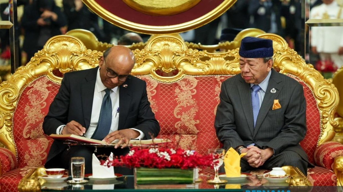 Sultan Sharafuddin Receives Singapore President in Klang