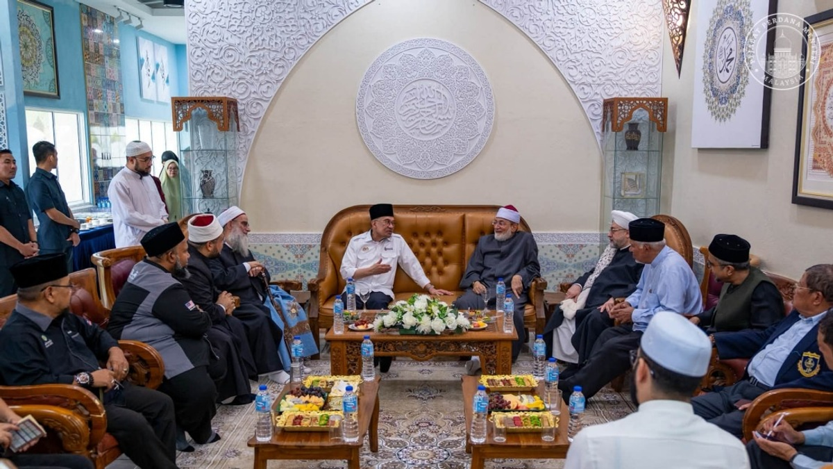 Anwar Meets Three Internationally Respected Islamic Scholars During Malaysia Visit